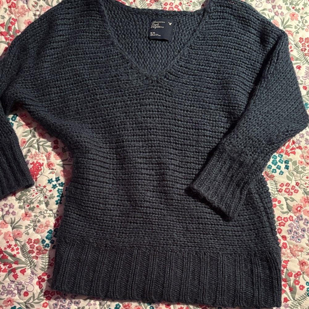 American Eagle Outfitters Dark Blue Chunky Knit V-Neck Sweater – Medium